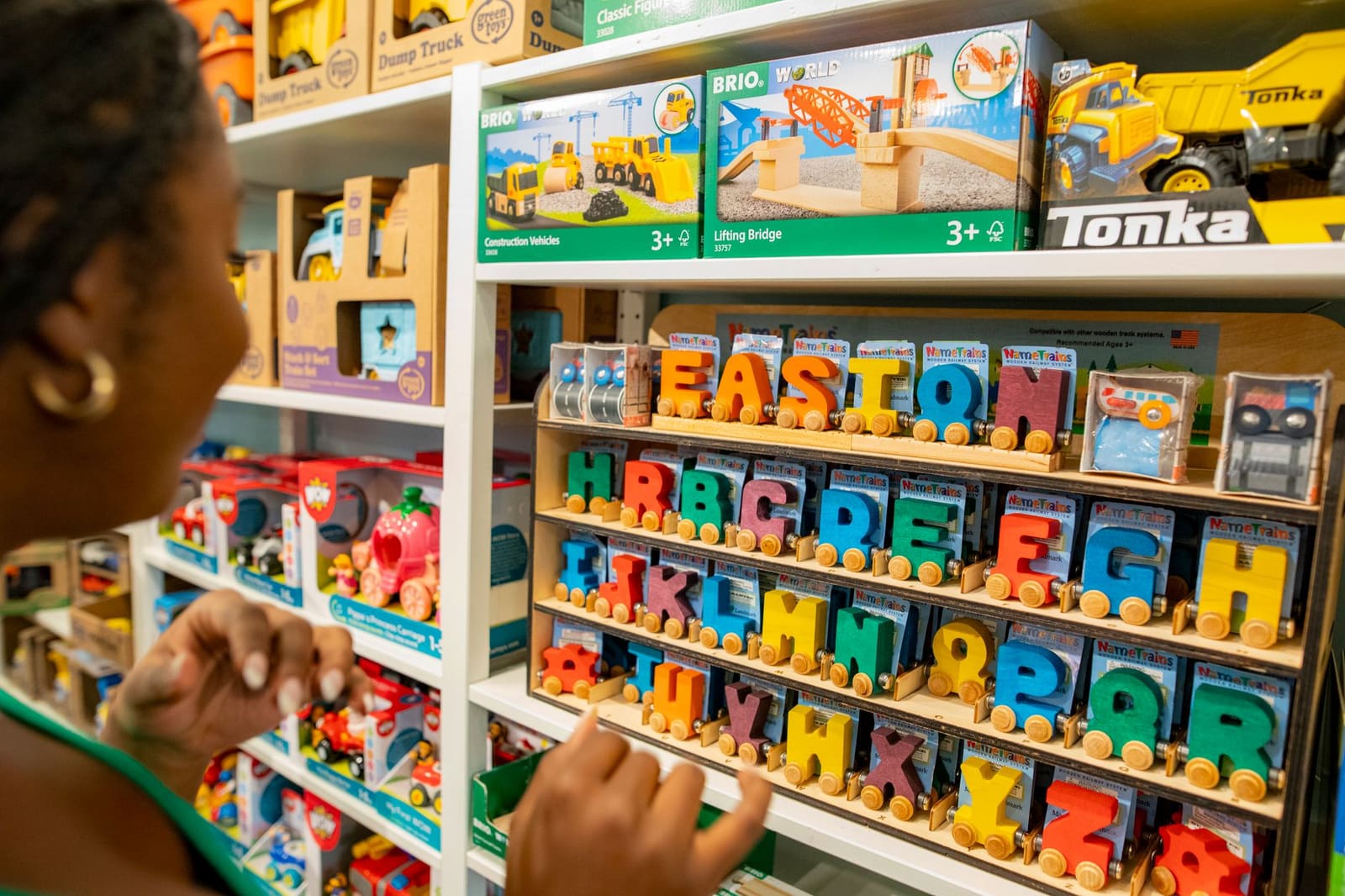 Prateleiras cheias de brinquedos na loja